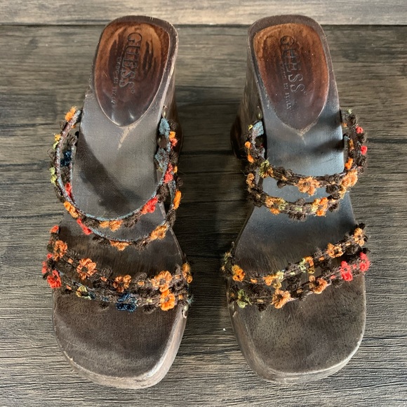 GUESS Vintage Floral Wood Block Wedges - Picture 2 of 5